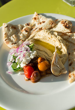 1423785218_hummus_naan_bread.jpg